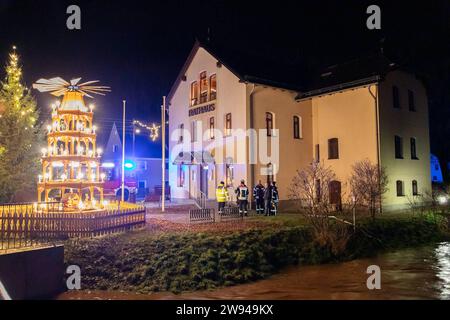 231224Überflutung News ID : FR 2023-12-24 Extremes Tauwetter : Freibad übergelaufen Lungwitzbach über die Ufer getrett Region. Starkes Tauwetter und Starker Regen haben im Erzgebirge und im Landkreis Zwickau für zum Teil schwere Überflutungen gesorgt. Im erzgebirgischen Neukirchen fluteten das Schmelzwasser und der Regen ein Freibad. Die Becken konnten das viele Wasser nicht aufnehmen, sodass diese überliefen. Die Wassermassen schossen anschließend durch ein Tor auf die angrenzende Max-Weigelt-Straße und sorgte hier für vollgelaufene Keller. Die Feuerwehr war hier machtlos. Auch dans anderen Ort Banque D'Images