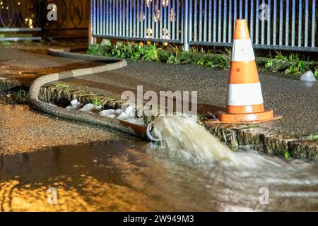 231224Überflutung News ID : FR 2023-12-24 Extremes Tauwetter : Freibad übergelaufen Lungwitzbach über die Ufer getrett Region. Starkes Tauwetter und Starker Regen haben im Erzgebirge und im Landkreis Zwickau für zum Teil schwere Überflutungen gesorgt. Im erzgebirgischen Neukirchen fluteten das Schmelzwasser und der Regen ein Freibad. Die Becken konnten das viele Wasser nicht aufnehmen, sodass diese überliefen. Die Wassermassen schossen anschließend durch ein Tor auf die angrenzende Max-Weigelt-Straße und sorgte hier für vollgelaufene Keller. Die Feuerwehr war hier machtlos. Auch dans anderen Ort Banque D'Images