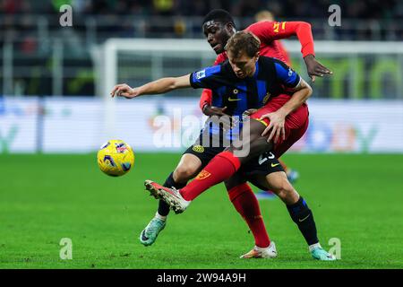 Milan, Italie. 23 décembre 2023. Nicolo Barella du FC Internazionale (G) est en compétition pour le ballon avec Mohamed Kaba de l'US Lecce (R) lors du match de football Serie A 2023/24 entre le FC Internazionale et l'US Lecce au stade Giuseppe Meazza. NOTE FINALE : Inter 2 | 0 Lecce crédit : SOPA Images Limited/Alamy Live News Banque D'Images