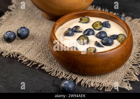 bleuets tranchés pour un yaourt aromatisé aux baies, des bleuets mûrs et un yaourt crémeux frais Banque D'Images