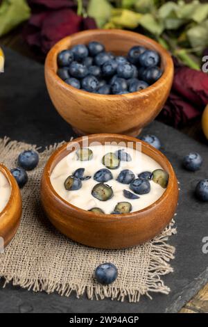 bleuets tranchés pour un yaourt aromatisé aux baies, des bleuets mûrs et un yaourt crémeux frais Banque D'Images