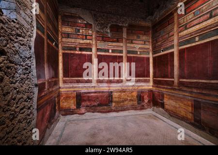 Naples, Italie - novembre 8 2023 : fresque murale et éléments décoratifs sur un mur à la Villa dei Misteri, Villa des Mystères à Pompéi Banque D'Images