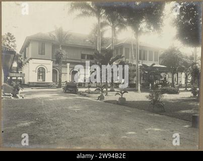 Medanhotel, 1914 - 1919 photo vue du Medanhotel avec allée à Medan. Photo dans l'album photo du cabinet d'architectes néerlandais Bennink et de la société d'entrepreneurs Riphagen à Medan dans les années autour de 1914-1919. Alors que le support photographique gélatine argentique impression tandis que Banque D'Images