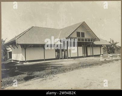 Bâtiment scolaire, 1914 - 1919 photographie la livraison d'un nouveau bâtiment scolaire, probablement à Medan, construit par Bennink et Riphagen. Photo dans l'album photo du cabinet d'architectes néerlandais Bennink et de la société d'entrepreneurs Riphagen à Medan dans les années autour de 1914-1919. Alors que le support photographique gélatine argentique impression tandis que Banque D'Images