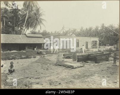 Construction d'une maison, 1914 - 1919 photographier trois hommes sur le chantier de la maison en construction, probablement à Medan. Photo dans l'album photo du cabinet d'architectes néerlandais Bennink et de la société d'entrepreneurs Riphagen à Medan dans les années autour de 1914-1919. Alors que le support photographique gélatine argentique impression tandis que Banque D'Images