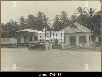 Maison réduite, 1914 - 1919 photographie Riphagen posant devant une voiture devant la maison dont la construction est entièrement achevée, probablement à Medan. Photo dans l'album photo du cabinet d'architectes néerlandais Bennink et de la société d'entrepreneurs Riphagen à Medan dans les années autour de 1914-1919. Alors que le support photographique gélatine argentique impression tandis que Banque D'Images