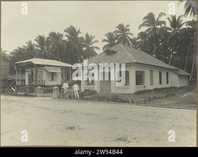 Maison réduite, 1914 - 1919 photographiez deux hommes devant la maison dont la construction est presque terminée, probablement à Medan. Photo dans l'album photo du cabinet d'architectes néerlandais Bennink et de la société d'entrepreneurs Riphagen à Medan dans les années autour de 1914-1919. Alors que le support photographique gélatine argentique impression tandis que Banque D'Images