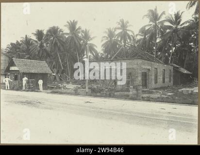 Construction d'une maison, 1914 - 1919 photographie trois hommes, War Riphagen et Bennink, debout le long de la route devant la maison en construction, probablement à Medan. Photo dans l'album photo du cabinet d'architectes néerlandais Bennink et de la société d'entrepreneurs Riphagen à Medan dans les années autour de 1914-1919. Alors que le support photographique gélatine argentique impression tandis que Banque D'Images