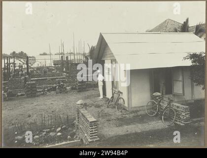 Construction de la maison des enfants de l'Armée du Salut, 1916 photographie la construction de la maison des enfants de l'Armée du Salut à Wilhelminastraat à Medan en 1916. Bennink devant le bureau de l'entreprise de construction sur le chantier. Photo dans l'album photo du cabinet d'architectes néerlandais Bennink et de la société d'entrepreneurs Riphagen à Medan dans les années autour de 1914-1919. Alors que le support photographique gélatine argentique impression tandis que Banque D'Images