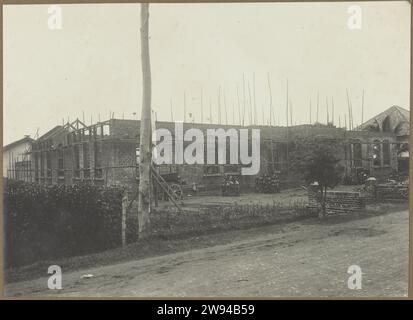 Construction de la maison des enfants de l'Armée du Salut, 1916 photographie la construction de la maison des enfants de l'Armée du Salut à Wilhelminastraat à Medan en 1916. Photo dans l'album photo de l'entreprise d'architecture néerlandaise et entreprise d'entrepreneurs Bennink et Riphagen à Medan dans les années ca. 1914-1919. Alors que le support photographique gélatine argentique impression tandis que Banque D'Images