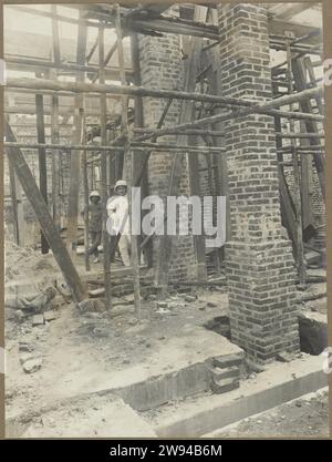 Bennink sur le chantier, 1914 - 1919 photographie Bennink sur le chantier d'un immeuble dans un pâté de maisons d'une rue, probablement à Medan. Photo dans l'album photo du cabinet d'architectes néerlandais Bennink et de la société d'entrepreneurs Riphagen à Medan dans les années autour de 1914-1919. Alors que le support photographique gélatine argentique impression tandis que Banque D'Images