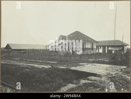 Villa en construction, 1914 - 1919 photographie Une villa en construction, probablement à Medan. Au premier plan un pont au-dessus d'un fossé vers le chantier. Photo dans l'album photo du cabinet d'architectes néerlandais Bennink et de la société d'entrepreneurs Riphagen à Medan dans les années autour de 1914-1919. Alors que le support photographique gélatine argentique impression tandis que Banque D'Images