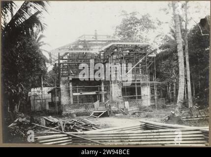 Construction d'une maison, 1914 - 1919 photographie la construction d'une maison, probablement à Medan. Photo dans l'album photo du cabinet d'architectes néerlandais Bennink et de la société d'entrepreneurs Riphagen à Medan dans les années autour de 1914-1919. Alors que le support photographique gélatine argentique impression tandis que Banque D'Images