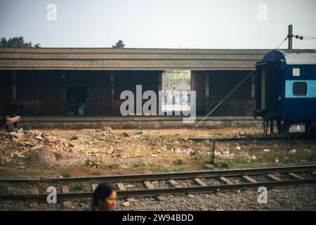 Entrepôt ou grandes salles de stockage pour les marchandises dans une gare ferroviaire. Magasin ferroviaire. Banque D'Images