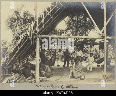 Famille dans une maison à Albina, Suriname, 1903 - 1910 photographie famille dans une maison dans un camp à Albina. Les hommes, les femmes et les enfants sont les descendants de la population primaire du Suriname. Partie de l'album photo de la famille Doijer, souvenir de Voyage (partie 1), dans et autour de la plantation Ma retraite au Suriname dans les années 1903-1910. Suriname support photographique gélatine argentique peuples autochtones d'Amérique du Sud. Loge indienne Suriname. Albina Banque D'Images