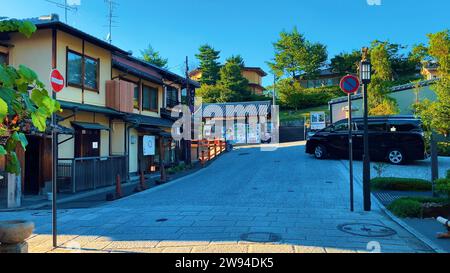 Charme japonais Explorez les plus belles rues commerçantes de Kyoto un voyage visuel à travers le cœur animé de la capitale culturelle japonaise. Banque D'Images