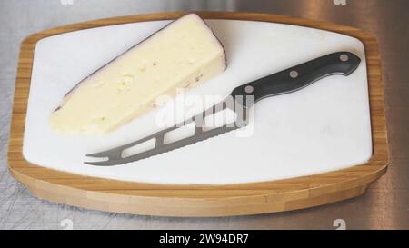 Plateau de fromage italien - blocs de fromage tranchés habilement disposés - fromage italien gourmand sur la table, variété de fromages magnifiquement appariés Banque D'Images