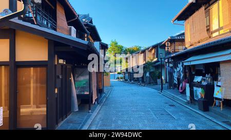 Charme japonais Explorez les plus belles rues commerçantes de Kyoto un voyage visuel à travers le cœur animé de la capitale culturelle japonaise. Banque D'Images