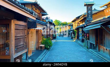 Charme japonais Explorez les plus belles rues commerçantes de Kyoto un voyage visuel à travers le cœur animé de la capitale culturelle japonaise. Banque D'Images