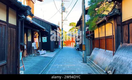 Charme japonais Explorez les plus belles rues commerçantes de Kyoto un voyage visuel à travers le cœur animé de la capitale culturelle japonaise. Banque D'Images