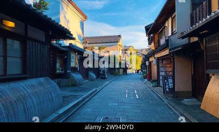 Charme japonais Explorez les plus belles rues commerçantes de Kyoto un voyage visuel à travers le cœur animé de la capitale culturelle japonaise. Banque D'Images