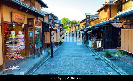 Charme japonais Explorez les plus belles rues commerçantes de Kyoto un voyage visuel à travers le cœur animé de la capitale culturelle japonaise. Banque D'Images