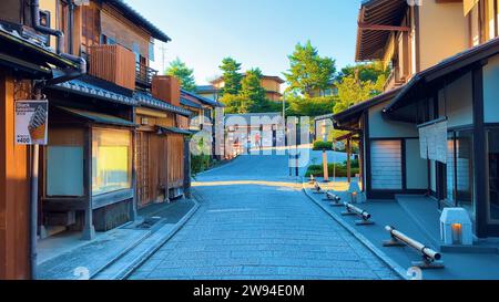 Charme japonais Explorez les plus belles rues commerçantes de Kyoto un voyage visuel à travers le cœur animé de la capitale culturelle japonaise. Banque D'Images