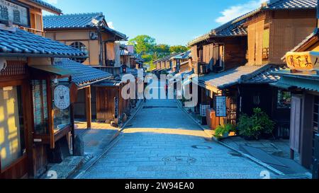 Charme japonais Explorez les plus belles rues commerçantes de Kyoto un voyage visuel à travers le cœur animé de la capitale culturelle japonaise. Banque D'Images