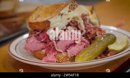 Sandwich à la viande caramélisée grillée au fromage suisse et à la choucroute, Food Chicago, États-Unis Banque D'Images