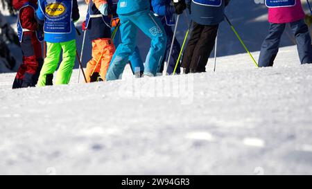 Feldberg, Allemagne - 08 février 2023 : école de ski Thoma pendant les cours. Enseignant et enfants en vêtements de sport d'hiver sur la montagne. Hobby dans le sno Banque D'Images