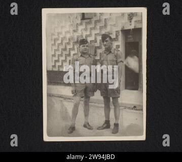 Werner à Toulon, anonyme, photographie de 1943 Werner avec un autre soldat allemand à Toulon, juin 1943. Fait partie du groupe de photos en vrac appartenant à l'album photo sur l'allemand Werner Neufang de la Kriegsmarine et le néerlandais Thea Driesen. Papier Toulon. Support photographique impression argentique marine Toulon Banque D'Images