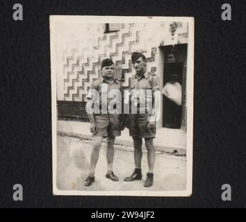 Werner à Toulon, anonyme, photographie de 1943 Werner avec un autre soldat allemand à Toulon, juin 1943. Fait partie du groupe de photos en vrac appartenant à l'album photo sur l'allemand Werner Neufang de la Kriegsmarine et le néerlandais Thea Driesen. Papier Toulon. Support photographique impression argentique marine Toulon Banque D'Images