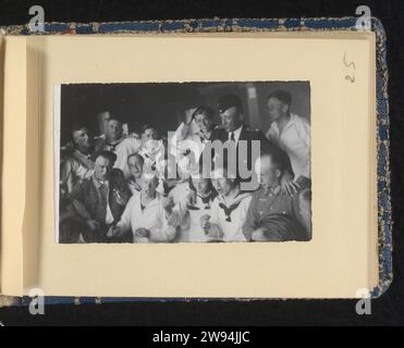 Les marins célèbrent, Anonyme, 1940 - 1943 photographie chantant et faisant la fête des marins allemands en uniforme blanc, avec quelques autres soldats allemands. Partie de l'album photo sur la Kriegsmarine 1940-1943. Pays-Bas (peut-être) support photographique gélatine argentique impression la société, l'unité, la troupe  service militaire. loisirs  le soldat hors service. Sailor pays-Bas Banque D'Images