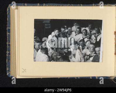 Sailors Celebrate, Anonyme, 1940 - 1943 photographie chantant et faisant la fête des marins allemands en uniforme blanc. Partie de l'album photo sur la Kriegsmarine 1940-1943. Pays-Bas (peut-être) support photographique gélatine argentique impression la société, l'unité, la troupe  service militaire. loisirs  le soldat hors service. Sailor pays-Bas Banque D'Images