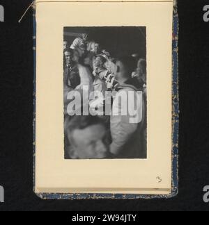 Sailors Celebrate, Anonyme, 1940 - 1943 photographie chantant et faisant la fête des marins allemands en uniforme blanc. Partie de l'album photo sur la Kriegsmarine 1940-1943. Pays-Bas (peut-être) support photographique gélatine argentique impression la société, l'unité, la troupe  service militaire. loisirs  le soldat hors service. Sailor pays-Bas Banque D'Images