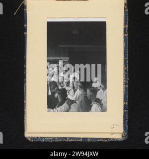 Sailors Celebrate, Anonyme, 1940 - 1943 photographie chantant et faisant la fête des marins allemands en uniforme blanc. Partie de l'album photo sur la Kriegsmarine 1940-1943. Pays-Bas (peut-être) support photographique gélatine argentique impression la société, l'unité, la troupe  service militaire. loisirs  le soldat hors service. Sailor pays-Bas Banque D'Images