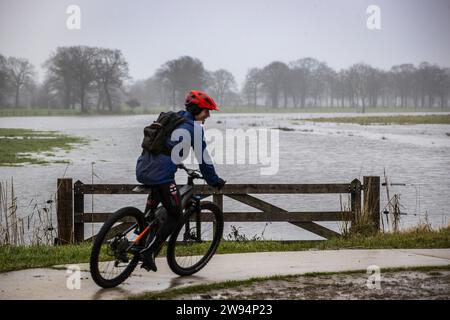 YPELO - la rivière de Regge déborde ses rives entre Enter et Ypelo. En partie à cause des pluies persistantes, le niveau de l'eau dans les rivières néerlandaises a fortement augmenté. ANP VINCENT JANNINK netherlands Out - belgique Out Banque D'Images