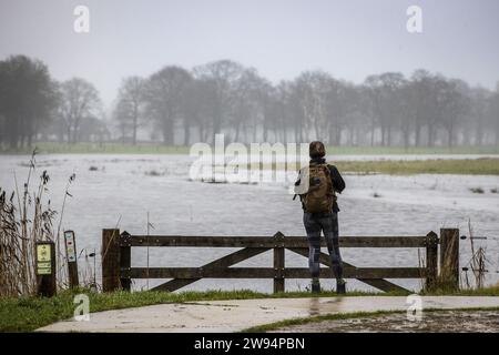 YPELO - la rivière de Regge déborde ses rives entre Enter et Ypelo. En partie à cause des pluies persistantes, le niveau de l'eau dans les rivières néerlandaises a fortement augmenté. ANP VINCENT JANNINK netherlands Out - belgique Out Banque D'Images