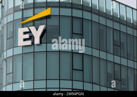 GHANA, Accra, EY Ernst and Young Global Limited, une société internationale de conseil fiscal, de conseil, de comptabilité et d'audit financier, tour de bureaux avec logo, EY a audité la société Wirecard / GHANA, Accra, Bürohaus von Ernst & Young EY, ein global agierendes Finanz-, Steuerberatungs- und Wirtschaftsprüfungsunternehmen, prüfte auch die gezinkten Bilanzen des Pleite gegangenen Zahlungsdienstleisters Wirecard AG Banque D'Images