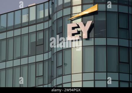 GHANA, Accra, EY Ernst and Young Global Limited, une société internationale de conseil fiscal, de conseil, de comptabilité et d'audit financier, tour de bureaux avec logo, EY a audité la société Wirecard / GHANA, Accra, Bürohaus von Ernst & Young EY, ein global agierendes Finanz-, Steuerberatungs- und Wirtschaftsprüfungsunternehmen, prüfte auch die gezinkten Bilanzen des Pleite gegangenen Zahlungsdienstleisters Wirecard AG Banque D'Images