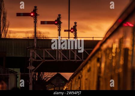 Les signaux du soir se terminent tous pour la journée sous le soleil d'eveninn à la gare de Bury Bolton Street sur le chemin de fer East Lancashire. Banque D'Images