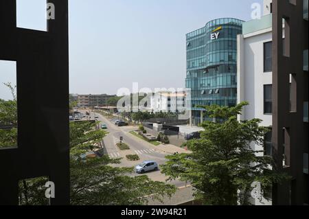 Ghana, Accra, tour de bureaux EY GHANA, Accra, EY Ernst and Young Global Limited, société internationale de conseil fiscal, de conseil, de comptabilité et d'audit financier, tour de bureaux avec logo, EY a audité la société Wirecard *** GHANA, Accra, Bürohaus von Ernst & Young EY, ein global agierendes Finanz-, Steuerberatungs- und Wirtschaftsprüfungsunternehmen, prüfte auch die gezinkten Bilanzen des Pleite gegangenen Zahlungsdienstleisters Wirecard AG Accra Ghana Banque D'Images