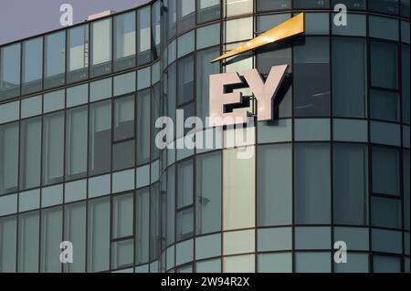 Ghana, Accra, tour de bureaux EY GHANA, Accra, EY Ernst and Young Global Limited, société internationale de conseil fiscal, de conseil, de comptabilité et d'audit financier, tour de bureaux avec logo, EY a audité la société Wirecard *** GHANA, Accra, Bürohaus von Ernst & Young EY, ein global agierendes Finanz-, Steuerberatungs- und Wirtschaftsprüfungsunternehmen, prüfte auch die gezinkten Bilanzen des Pleite gegangenen Zahlungsdienstleisters Wirecard AG Accra Ghana Banque D'Images