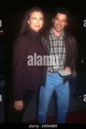 Santa Monica, Californie, États-Unis 26 septembre 1996 l'actrice Mimi Rogers et le mari producteur Chris Ciaffa assistent à la soirée d'ouverture du Cirque du Soleil ÔQuidamÕ le 26 septembre 1996 à Santa Monica Beach à Santa Monica, Californie, États-Unis. Photo de Barry King/Alamy stock photo Banque D'Images