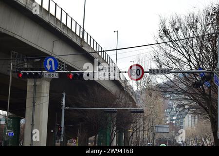 Feux de circulation coréens rouge à côté de l'autoroute surélevée dans le district de Seodaemun-gu Banque D'Images