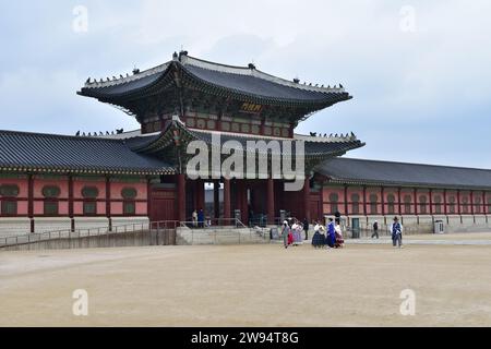 Les gens marchent à travers la porte Heungnyemun, la deuxième porte intérieure, au palais Gyeonbokgung dans le centre-ville de Séoul Banque D'Images