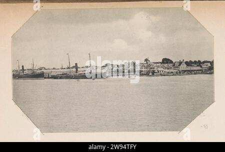 Waterkant, C. Kersten & Co., Anonyme, 1900 - 1910 vue de l'eau sur le quai avec les navires du service de courrier Royal West Indian sur le Waterkant à Paramaribo. Partie d’une collection de 68 cartes postales du Suriname, réunies dans un album pour rappeler un séjour au Suriname en septembre 1911. Paramaribo quai collotype carton, quai, quai. Perspective de la ville, panorama de la ville, silhouette de la ville (+ ville(-scape) avec des chiffres, staffage) Paramaribo. Front de mer Banque D'Images