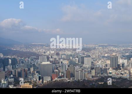 Une vue de plusieurs quartiers de Séoul vus du sommet de la montagne Namsan Banque D'Images