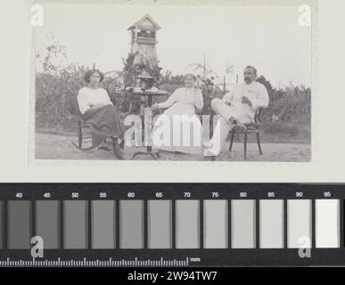 La famille Gonggrijp sur Plantage Clevia, Andries Augustus Boom, 1911 photographie Portrait de groupe du couple Justus Gonggrijp et Anna Rühmann avec leur fille Maria Gonggrijp, sur la plantation Clevia, 1911. Fait partie de l'album photo de la famille Boom-Gonggrijp au Suriname et Curaçao. Suriname support photographique plantation Suriname. Plantation de Clevia Banque D'Images