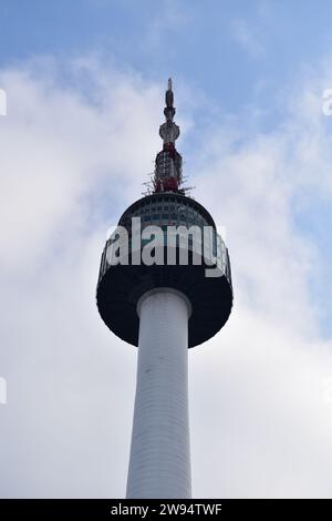 Vue sur la Tour N Séoul au sommet de la montagne Namsan Banque D'Images